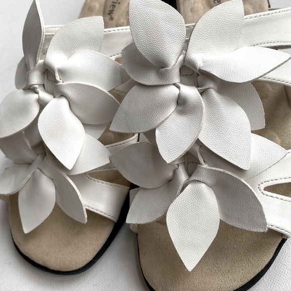 Comfortview The Paula White Floral Sandal, Size 7 1/2W - Picture 9 of 10